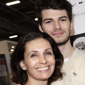 Mais voilà que le 9 avril 2024, son ex-mari décède des suites d'une longue maladie. 
Adeline Blondieau avec son fils Aïtor - Salon du livre de Paris porte de Versailles le 14 mars 2019. © Cédric Perrin/Bestimage