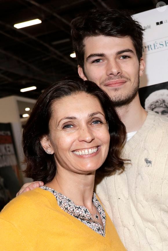 Mais voilà que le 9 avril 2024, son ex-mari décède des suites d'une longue maladie. 
Adeline Blondieau avec son fils Aïtor - Salon du livre de Paris porte de Versailles le 14 mars 2019. © Cédric Perrin/Bestimage