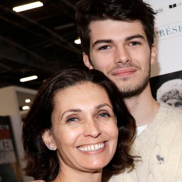 Mais voilà que le 9 avril 2024, son ex-mari décède des suites d'une longue maladie. 
Adeline Blondieau avec son fils Aïtor - Salon du livre de Paris porte de Versailles le 14 mars 2019. © Cédric Perrin/Bestimage