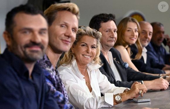 Caroline Margeridon est à Bruxelles avec les acheteurs (Stéphane Vanhandenhoven, Aurore Morisse, Bernard Dumeige, Alexandra Morel, Glorian Kabongo, François-Xavier Renou, François Cases Bardina, Gérald Watelet (animateur) et Jérôme Duvillard (commissaire-priseur)) de l'émission belge "Affaire conclue" pour une vente aux enchères d'objets donnés à "Viva for Life" en Belgique le 29 octobre 2022. Photonews / Bestimage