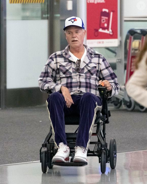 Eric Dane est aperçu en fauteuil roulant à la sortie de l'aéroport international de Toronto. L'acteur américain de 52 ans, star d'Euphoria, s'est engagé à poursuivre son travail et son combat contre la SLA. Photo par The ImageDirect / Bestimage