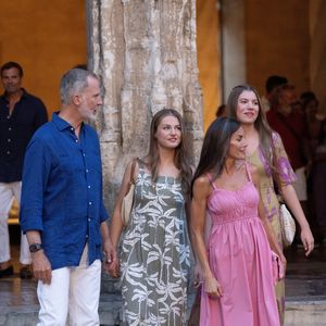Le quatuor n'a donc pas masqué son bonheur de pouvoir passer du temps ensemble pour des vacances bien méritées

Le roi Felipe VI, la reine Letizia, la princesse héritière Leonor et la princesse Sofia visitent l'exposition "Paysage-Miro" de Joan Miro à La loge de Palma à Majorque, le 5 août 2025. LALO YASKY / BESTIMAGE