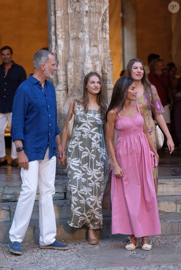 Le quatuor n'a donc pas masqué son bonheur de pouvoir passer du temps ensemble pour des vacances bien méritées

Le roi Felipe VI, la reine Letizia, la princesse héritière Leonor et la princesse Sofia visitent l'exposition "Paysage-Miro" de Joan Miro à La loge de Palma à Majorque, le 5 août 2025. LALO YASKY / BESTIMAGE