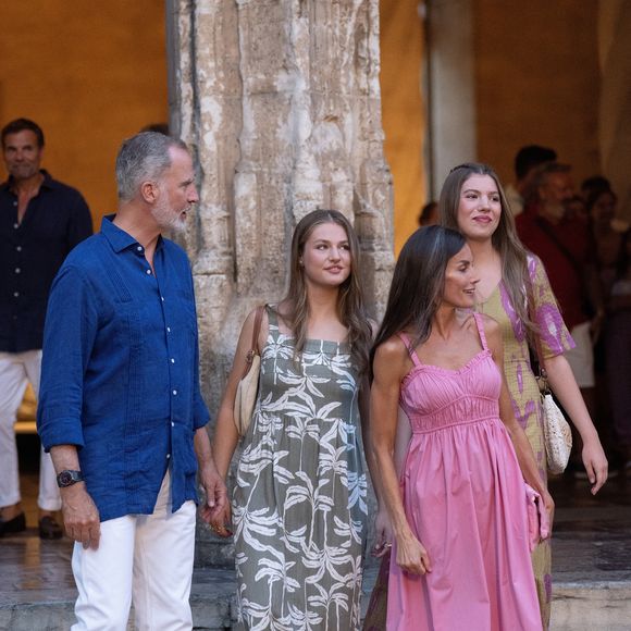 Le quatuor n'a donc pas masqué son bonheur de pouvoir passer du temps ensemble pour des vacances bien méritées

Le roi Felipe VI, la reine Letizia, la princesse héritière Leonor et la princesse Sofia visitent l'exposition "Paysage-Miro" de Joan Miro à La loge de Palma à Majorque, le 5 août 2025. LALO YASKY / BESTIMAGE