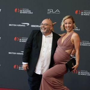 Yoann Riou et Emmanuelle Berne sur le tapis rouge du photocall de la cérémonie d'ouverture du 62ème Festival de Télévision de Monte-Carlo, à Monaco, le 16 juin 2023. © Cyril Dodergny/Nice Matin/BestImage