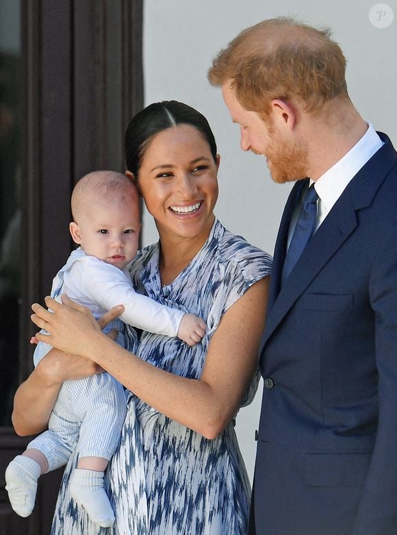 Visiblement un peu fatigué par les couches, le fils du roi Charles a ajouté avec ironie : "Je le pense vraiment. Je connais des gens qui en ont cinq. Je leur dis simplement : 'Eh bien, c'est de votre faute !". 

Photo du duc et de la duchesse de Sussex tenant leur fils Archie lors d'une réunion avec l'archevêque Desmond Tutu et Mme Tutu à leur fondation au Cap, le troisième jour de leur tournée en Afrique du Sud.