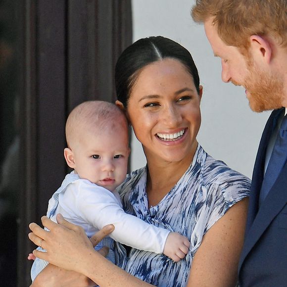 Visiblement un peu fatigué par les couches, le fils du roi Charles a ajouté avec ironie : "Je le pense vraiment. Je connais des gens qui en ont cinq. Je leur dis simplement : 'Eh bien, c'est de votre faute !". 

Photo du duc et de la duchesse de Sussex tenant leur fils Archie lors d'une réunion avec l'archevêque Desmond Tutu et Mme Tutu à leur fondation au Cap, le troisième jour de leur tournée en Afrique du Sud.