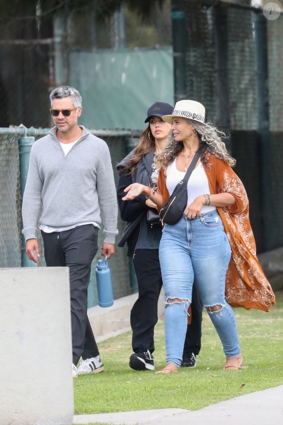 Toujours selon nos confrères, les intéressés se seraient récemment séparés et une procédure de divorce serait en cours. 

Marina Del Rey, CA - EXCLUSIF - Jessica Alba et Cash Warren ont été aperçus à Santa Monica, tous deux occupés avec leurs téléphones pendant que leurs enfants jouaient au tennis. Le couple semblait détendu alors qu'il surveillait la sortie familiale.