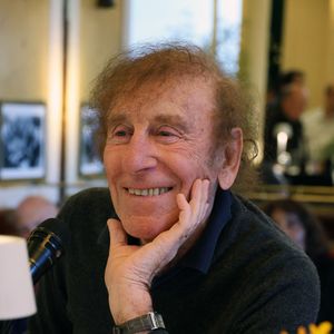 Alain Souchon, aujourd'hui âgé de 81 ans, mène une vie paisible entre son grand appartement parisien de Montparnasse et sa maison du Loir-et-Cher.
Alain Souchon lors de la 90ème édition au café Les Deux Magots, pour la causerie "L'esprit rive gauche selon A.Souchon", à Paris.
© Denis Guigenbourg / Bestimage