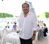 Derrière ce festival, il y a une envie simple mais sincère : "faire vivre ce village et donner du bonheur aux gens. C'est le seul plaisir que je me permets", confie-t-il.

Exclusif - Patrick Timsit dans la tente VIP du Longines Paris Eiffel Jumping le 20 juin 2025.
© Perusseau / Veeren / Bestimage