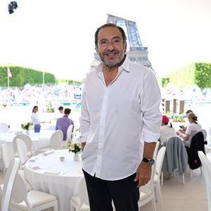 Derrière ce festival, il y a une envie simple mais sincère : "faire vivre ce village et donner du bonheur aux gens. C'est le seul plaisir que je me permets", confie-t-il.

Exclusif - Patrick Timsit dans la tente VIP du Longines Paris Eiffel Jumping le 20 juin 2025.
© Perusseau / Veeren / Bestimage