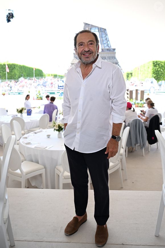 Derrière ce festival, il y a une envie simple mais sincère : "faire vivre ce village et donner du bonheur aux gens. C'est le seul plaisir que je me permets", confie-t-il.

Exclusif - Patrick Timsit dans la tente VIP du Longines Paris Eiffel Jumping le 20 juin 2025.
© Perusseau / Veeren / Bestimage