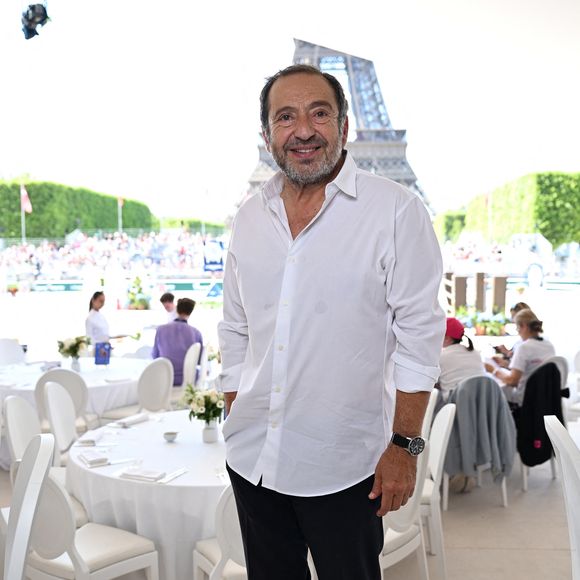 Derrière ce festival, il y a une envie simple mais sincère : "faire vivre ce village et donner du bonheur aux gens. C'est le seul plaisir que je me permets", confie-t-il.

Exclusif - Patrick Timsit dans la tente VIP du Longines Paris Eiffel Jumping le 20 juin 2025.
© Perusseau / Veeren / Bestimage