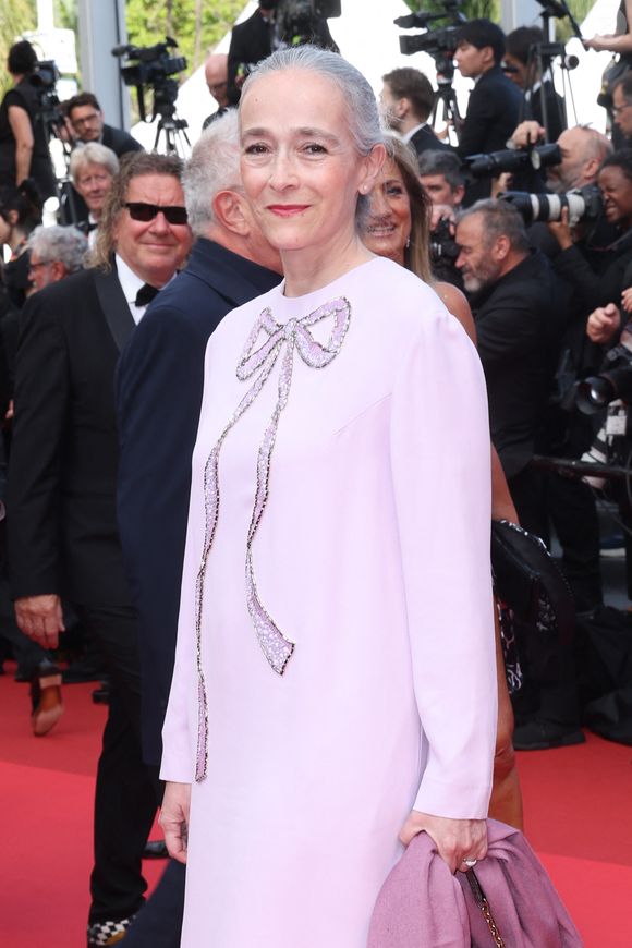 Lors de ses premiers pas sur le plateau, elle a été accompagnée par Delphine Ernotte, Julian Bugier et Laurent Delahousse. 

Delphine Ernotte - Montée des marches de la cérémonie de clôture du 78ème Festival International du Film de Cannes, au Palais des Festivals à Cannes. Le 24 mai 2025
© Jacovides-Moreau / Bestimage