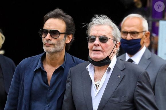 Le fils d’Alain Delon s’est rendu à Douchy 

Alain Delon et son fils Anthony - Obsèques de Jean-Paul Belmondo en  l'église Saint-Germain-des-Prés, à Paris le 10 septembre 2021. © Dominique Jacovides / Bestimage