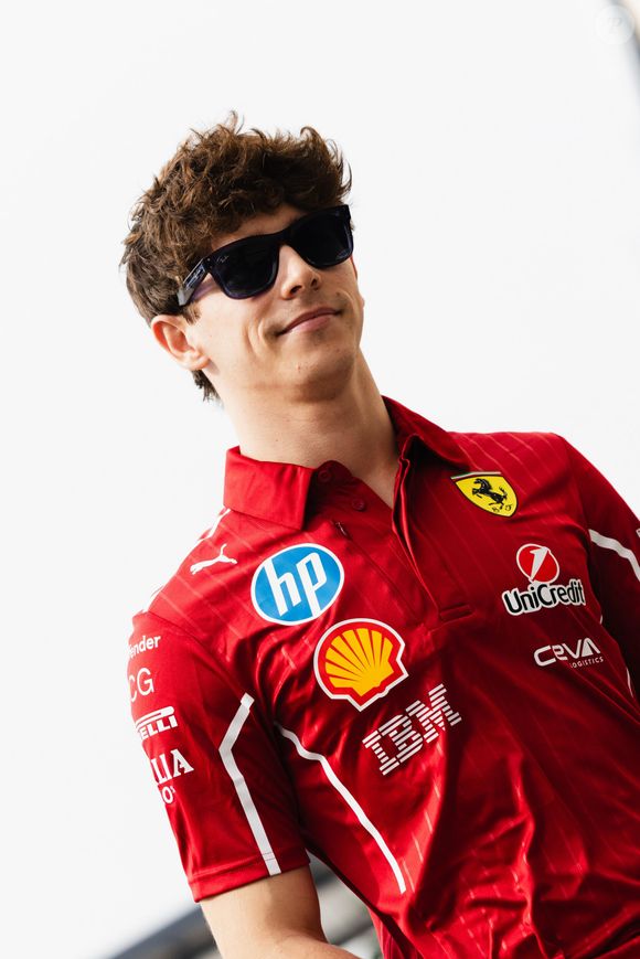 En effet, il a remporté sa première victoire lors d'un tournoi au Royaume-Uni.

Le 5 décembre 2025, Abu Dhabi, Abu Dhabi, Emirats Arabes Unis : ARTHUR LECLERC (Scuderia Ferrari) arrive au paddock lors de la journée d'essais libres (vendredi) du Prix de Formule 1 Etihad Airways d'Abu Dhabi 2025 sur le circuit de Yas Marina à Abu Dhabi, Émirats Arabes Unis