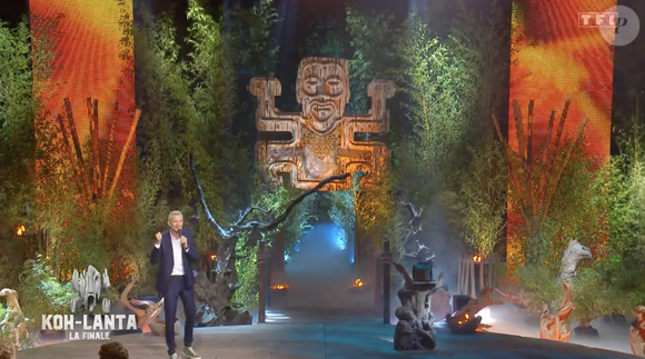 Les aventuriers pimpés lors de la finale de "Koh-Lanta, Le Totem maudit" sur le plateau de TF1.