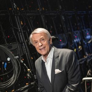 Exclusif - Salvatore Adamo en backstage de l'enregistrement de l'émission "Serge Lama, le dernier rappel" présentée par F. Bollaert, diffusée le vendredi 21 novembre 2025 sur France 3 à 21h10, au théâtre Marigny à Paris, France, le 29 avril 2025. © Clovis-Moreau/Bestimage