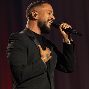 Slimane - Concert de Lara Fabian à l'Accor Arena à Paris le 7 décembre 2025. 35 ans de carrière, 30 ans à performer sur les plus grandes scènes du monde et plus 25 millions d’albums vendus : hier soir, c’était le 1er Accor Aréna de Lara Fabian !
© Julien Sarkissian/Bestimage