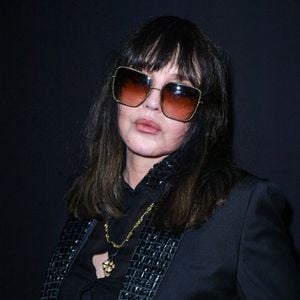 Concernant les deux millions d'euros versés par son ami Mamadou Diagna Ndiaye, elle a nié avoir cherché à dissimuler une "donation déguisée" et a assuré avoir déjà remboursé 1,3 million d'euros.

Isabelle Adjani au photocall du défilé Lanvin Collection Femme Prêt-à-porter Printemps/Eté 2023 lors de la Fashion Week de Paris (PFW), France, le 3 octobre 2022.

© Veeren-Clovis/Bestimage