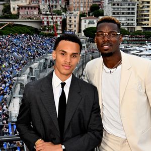 Il s'agit de Paul Pogba.
Alexandre Grimaldi, le fils du prince de Monaco et de N.Costes, avec Paul Pogba et sa femme Maria Zulay Pogba lors du 15ème Grand Prix de Monaco Historique, le 26 avril 2026. 
© Bruno Bebert / Bestimage
