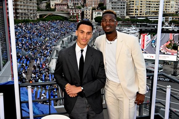 Il s'agit de Paul Pogba.
Alexandre Grimaldi, le fils du prince de Monaco et de N.Costes, avec Paul Pogba et sa femme Maria Zulay Pogba lors du 15ème Grand Prix de Monaco Historique, le 26 avril 2026. 
© Bruno Bebert / Bestimage