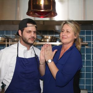 Exclusif - Alessandro Belmondo avec sa mère Luana Belmondo - Alessandro Belmondo, le fils de P. et L. Belmondo est chef cuisinier dans le nouveau restaurant "Il Cara Rosso" dont c'est l'inauguration ce jour, à Saint-Cloud le 31 janvier 2018. © Denis Guignebourg/Bestimage