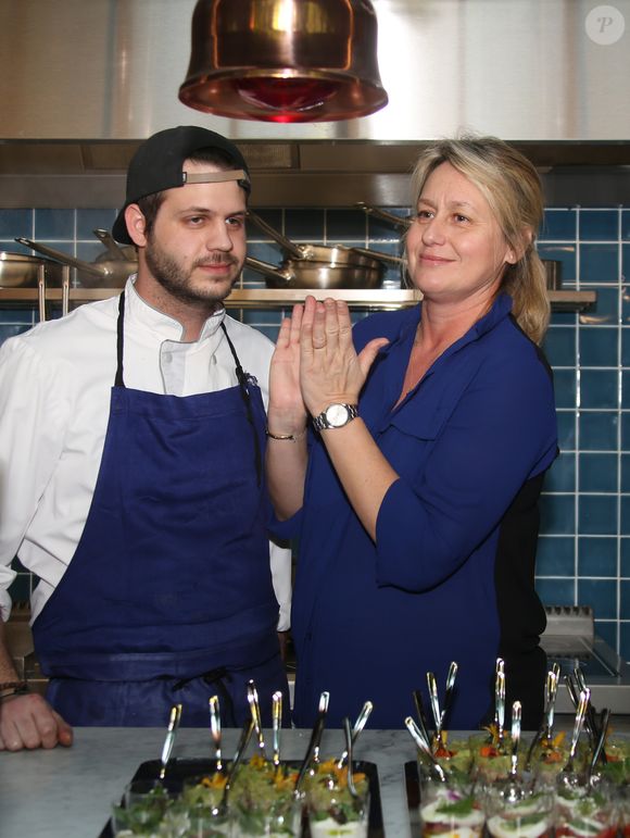 Exclusif - Alessandro Belmondo avec sa mère Luana Belmondo - Alessandro Belmondo, le fils de P. et L. Belmondo est chef cuisinier dans le nouveau restaurant "Il Cara Rosso" dont c'est l'inauguration ce jour, à Saint-Cloud le 31 janvier 2018. © Denis Guignebourg/Bestimage