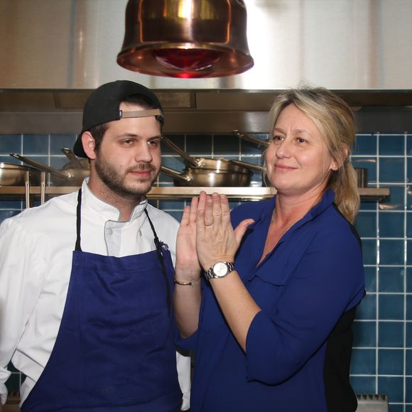 Exclusif - Alessandro Belmondo avec sa mère Luana Belmondo - Alessandro Belmondo, le fils de P. et L. Belmondo est chef cuisinier dans le nouveau restaurant "Il Cara Rosso" dont c'est l'inauguration ce jour, à Saint-Cloud le 31 janvier 2018. © Denis Guignebourg/Bestimage