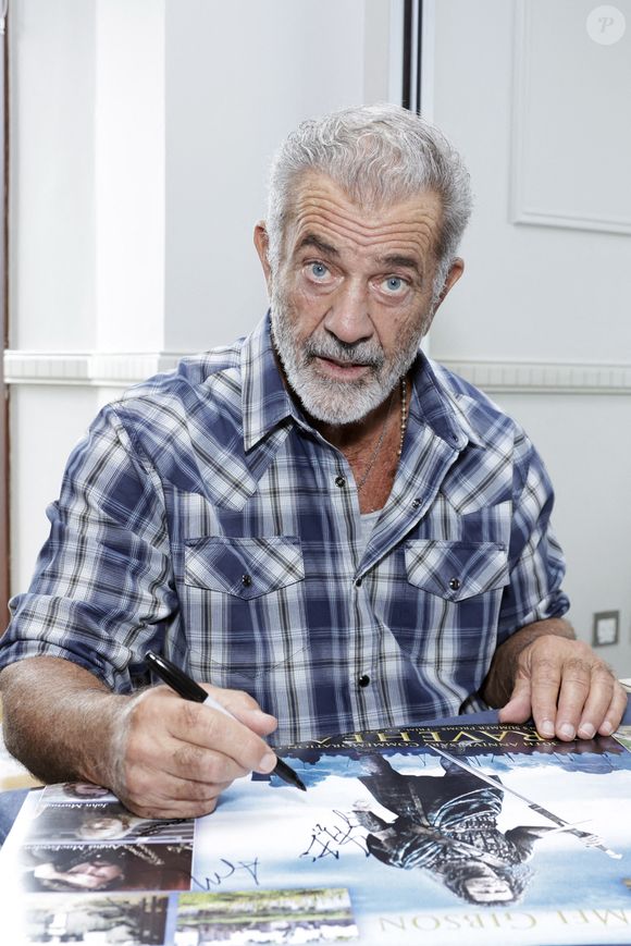 L'acteur Mel Gibson signe des affiches au profit de l'Irish Equity Support Fund, dans le cadre du King John's Summer Prom Festival qui marque les 30 ans du tournage de Braveheart en Irlande, au Trim Castle Hotel, Co Meath. Date de la photo : samedi 9 août 2025
Conor O Mearain/PA Wire : Conor O Mearain/PA Wire