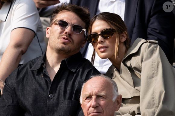 Antoine Dupont et sa compagne Iris Mittenaere en tribunes lors de la finale messieurs des Internationaux de France de Tennis de Roland Garros 2025 (jour 15), à Paris, France, le 8 juin 2025. © Cyril Moreau/Bestimage