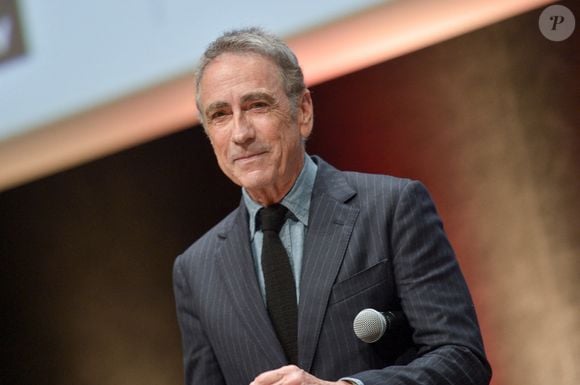 “J’ai quitté Paris à ce moment-là. Je vis maintenant en Normandie, face à la mer !”, a-t-il confié. Une nouvelle vie qui semble lui plaire.

Alain Chamfort assistant à la cérémonie de remise des prix Lumière lors du 11e Festival Lumière de Lyon à la Salle 3000 à Lyon, France, le 18 octobre 2019. Photo by Julien Reynaud/APS-Medias/ABACAPRESS.COM