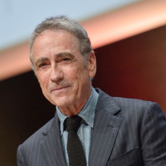 “J’ai quitté Paris à ce moment-là. Je vis maintenant en Normandie, face à la mer !”, a-t-il confié. Une nouvelle vie qui semble lui plaire.

Alain Chamfort assistant à la cérémonie de remise des prix Lumière lors du 11e Festival Lumière de Lyon à la Salle 3000 à Lyon, France, le 18 octobre 2019. Photo by Julien Reynaud/APS-Medias/ABACAPRESS.COM