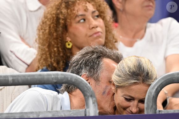 Anne-Sophie Lapix et son mari Arthur Sadoun dans les tribunes de la finale Hommes "France vs Pologne" de volley-ball lors des Jeux Olympiques Paris 2024. Le 10 août 2024
© P.Perusseau-D.Jacovides / Bestimage