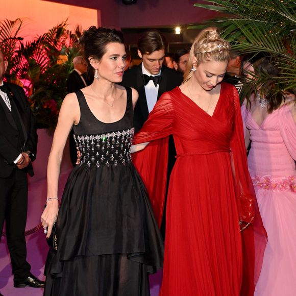 La première préférant un chignon tandis que l'autre portait une ponytail haute accessoirisée d'une tresse. 

Charlotte Casiraghi et Béatrice Borroméo durant la 69ème édition du Bal de la Rose dans la Salle des Étoiles du Sporting Monte-Carlo à Monaco, le 29 mars 2025.
 © Bruno Bebert / Pool Monaco / Bestimage