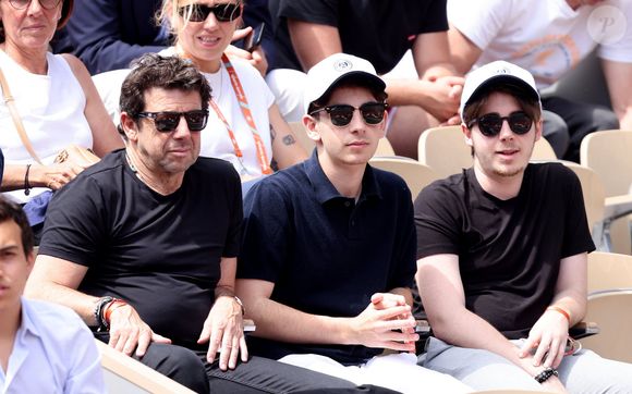 Patrick Bruel et ses fils Léon et Oscar dans les tribunes des Internationaux de France de tennis de Roland Garros 2024 à Paris, France, le 4 juin 2024. © Jacovides-Moreau/Bestimage