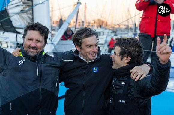Malgré la maladie, il est resté engagé auprès de son équipe et de son fils Oscar.

Le Podium du Vendée Globe 2024-2025 - Yoann Richomme (2e), Charlie Dalin (1er) et Sébastien Simon (3e) - Les Sables d'Olonne le 17/01/2025.
Alexis Courcoux/Psnewz/Bestimage