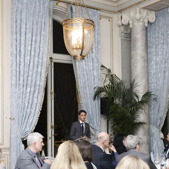 Gabriel Attal - Dîner de La Revue des Deux Mondes au Cercle de l’Union Interalliée dont l’invité d’honneur était Gabriel Attal à Paris le 20 janvier 2025. Lundi 20 janvier - Marc Ladreit de Lacharrière recevait Gabriel Attal pour le premier dîner du Cercle de la Revue des Deux Mondes de l'année 
 
Les salons du Cercle Interallié ont fait salle comble ce lundi, réunissant de nombreuses personnalités du monde des affaires, de la culture ou encore de la diplomatie, venues écouter l'ancien Premier ministre.
 
Etaient notamment présents à cette soirée prestigieuse, le Chancelier de l’Institut de France Xavier Darcos, l’ancien préfet Pierre de Bousquet de Florian et les principaux ambassadeurs d’Europe, dont l’ambassadrice de Grande-Bretagne Menna Rawlings.
 
Le cinéma était notamment très bien représenté par les réalisateurs Jean-Jacques Annaud, Yamina Benguigui et Vincent Duquesne. Du côté des affaires, on a pu y voir Laurent Dassault, Philippe Benacin, Augustin de Romanet et Philippe Palazzi.
 
Quant au monde de la culture, celui-ci comptait de nombreux représentants de qualité, avec Christophe Leribault, Emmanuel Kasarhérou, Adrien Goetz, Eléonore de Lacharrière, Pierre Sellal, Frédéric Jousset, Francine Mariani-Ducray ou encore Nathalie Obadia.
 
Une soirée exceptionnelle pour une rentrée réussie et riche de débats ! © Jack tribeca/Bestimage