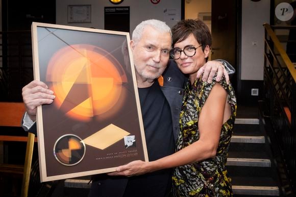 Exclusif -  Bernard Lavilliers remet un disque de platine à sa femme Sophie Chevallier-Lavilliers pour sa participation à son album (création graphique) - Backstage du concert de Bernard Lavilliers à l'Olympia à Paris le 16 juin 2022. © Jack Tribeca / Bestimage