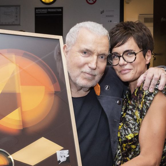 Exclusif -  Bernard Lavilliers remet un disque de platine à sa femme Sophie Chevallier-Lavilliers pour sa participation à son album (création graphique) - Backstage du concert de Bernard Lavilliers à l'Olympia à Paris le 16 juin 2022. © Jack Tribeca / Bestimage