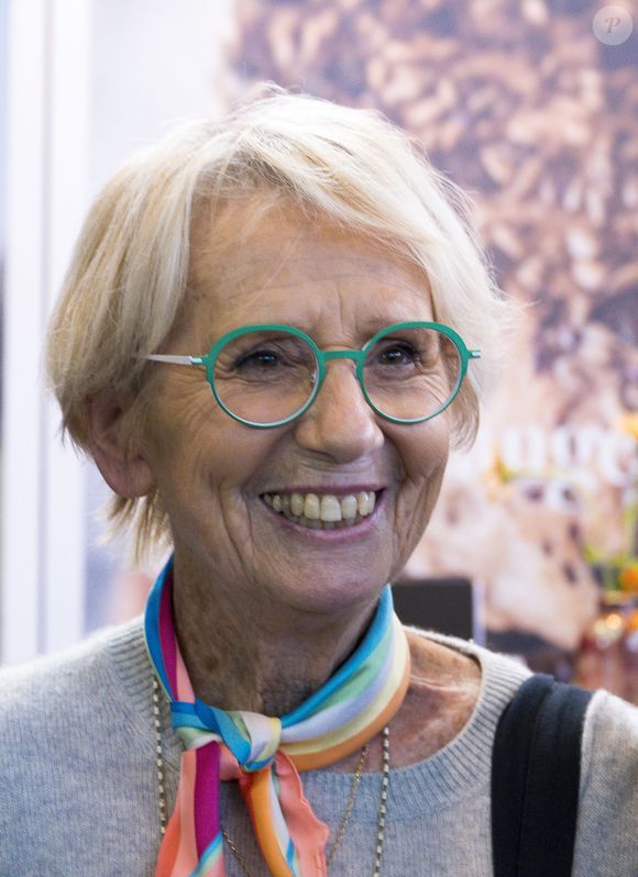 Jacqueline Pin, épouse Mercorelli, dite Mercotte de passage sur le sirha 2021 fait des selfies avec ses admiratrices, le 26 Septembre 2021 à Lyon, France. © Sandrine Thesillat / Panoramic / Bestimage