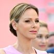 Charlene voit la vie en rose ! Look monochrome auprès d’Albert, la princesse de Monaco au comble du luxe et de l’élégance