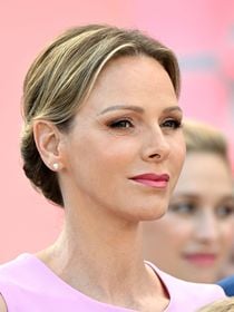 Charlene voit la vie en rose ! Look monochrome auprès d’Albert, la princesse de Monaco au comble du luxe et de l’élégance