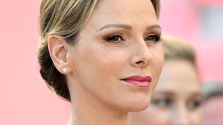 Charlene voit la vie en rose ! Look monochrome auprès d’Albert, la princesse de Monaco au comble du luxe et de l’élégance