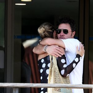 Exclusif - Laeticia Hallyday accompagnée de son compagnon Frédéric Suant et de sa fille Joy sont aller accueillir Jade à l'aéroport de Saint-Barthélemy-Rémy-de-Haenen où tout le monde se retrouve pour le 50ème anniversaire de Laeticia, à Saint-Jean, Saint-Barthélémy, Antilles françaises, France, le 15 mars 2025. © DOMINIQUE JACOVIDES / BESTIMAGE