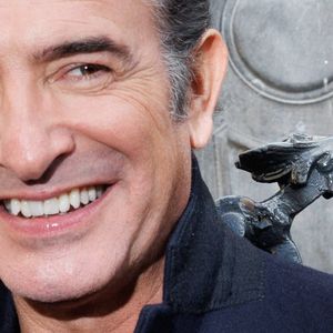 Loin du tumulte du centre de la capitale...

L'acteur français Jean Dujardin photographié devant le costume de Zorro Manneken Piss, après une cérémonie de remise de la médaille de reconnaissance de la ville de Bruxelles, à Bruxelles.  Photo by ABACAPRESS.COM