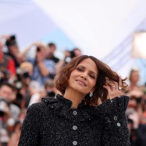 "J'avais une robe incroyable (...) à porter ce soir mais je ne peux pas car la traîne est trop longue. Bien sûr, je vais suivre les règles, donc j'ai dû changer de cap", a déclaré Halle Berry en conférence de presse

Halle Berry - Photocall du jury des longs métrages lors du 78ème Festival International du Film de Cannes, le 13 mai 2025. 
© Jacovides / Moreau / Bestimage