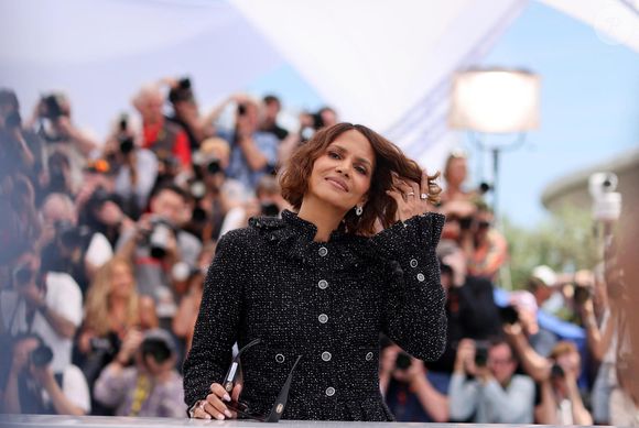 "J'avais une robe incroyable (...) à porter ce soir mais je ne peux pas car la traîne est trop longue. Bien sûr, je vais suivre les règles, donc j'ai dû changer de cap", a déclaré Halle Berry en conférence de presse

Halle Berry - Photocall du jury des longs métrages lors du 78ème Festival International du Film de Cannes, le 13 mai 2025. 
© Jacovides / Moreau / Bestimage