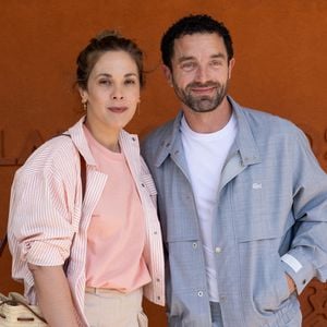Alysson Paradis et son compagnon Guillaume Gouix au village lors des Internationaux de France de Tennis de Roland Garros 2026. Paris, le 1er juin 2026. © Jacovides / Moreau / Bestimage