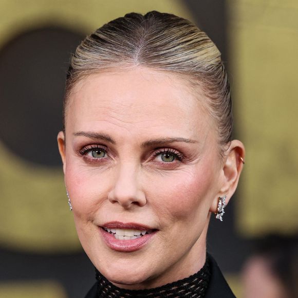 Mère célibataire de deux filles adoptées, elle souligne les difficultés à concilier vie intime et parentalité. 

Hollywood, Californie — Première à Los Angeles du film Netflix « The Old Guard 2 » qui s’est tenue au Netflix Tudum Theater le 25 juin 2025 à Hollywood, Los Angeles, Californie, États-Unis. Backgrid USA / Bestimage